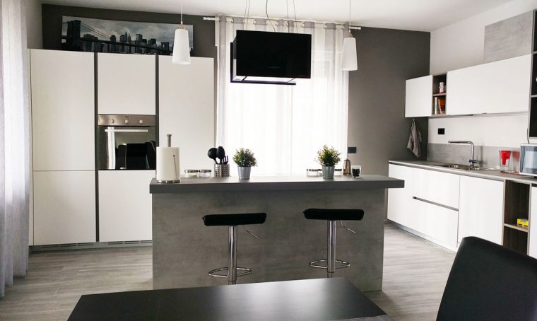 Ristrutturare: un grande soggiorno con cucina a vista in mansarda