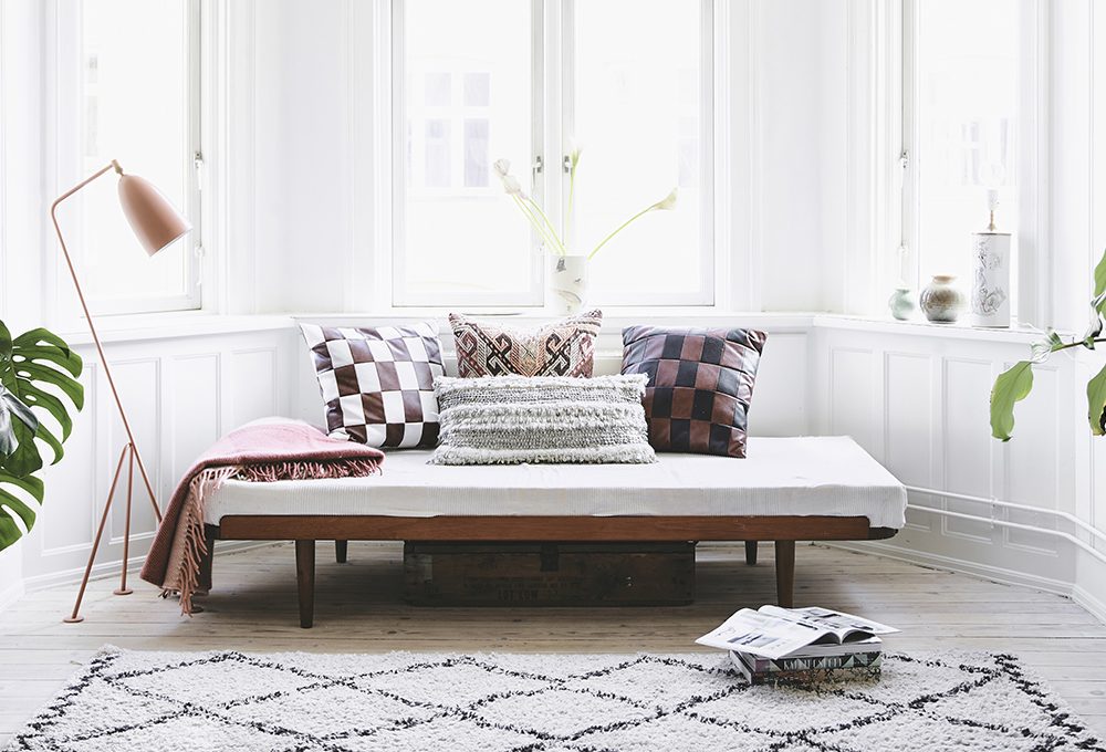 Parquet sbiancato e stucchi ai soffitti in un appartamento nordico con influenze giapponesi