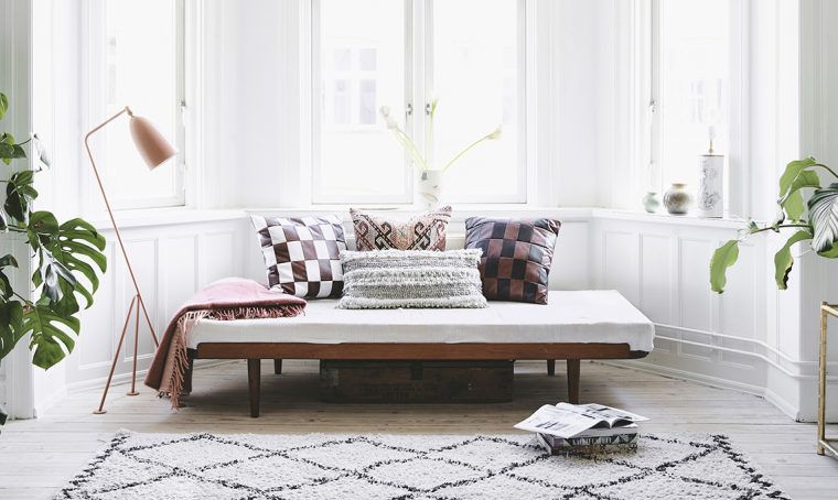 Parquet sbiancato e stucchi ai soffitti in un appartamento nordico con influenze giapponesi