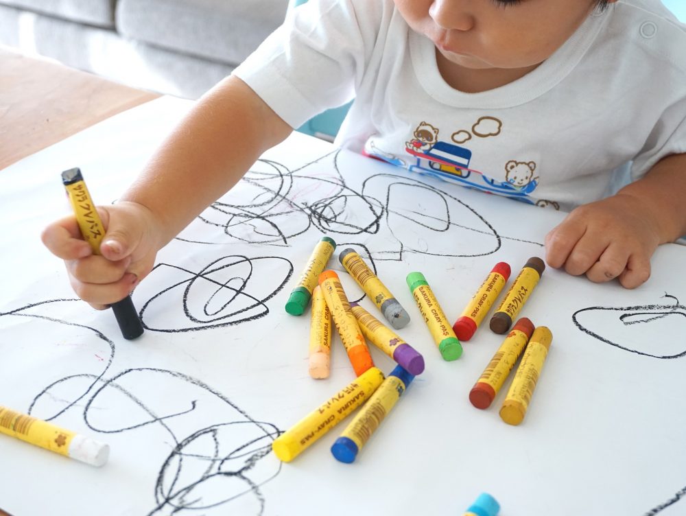 Angolo giochi in soggiorno a prova di disordine