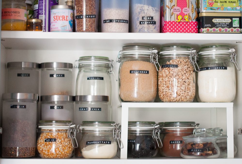 Ordine in cucina con etichette e barattoli