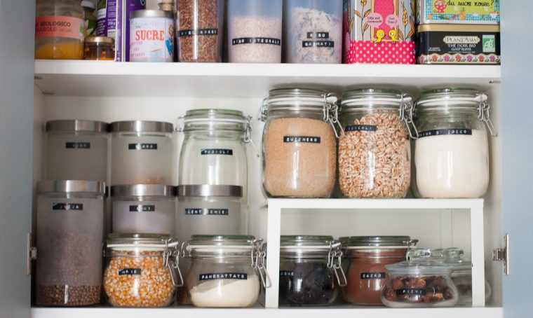 Ordine in cucina con etichette e barattoli