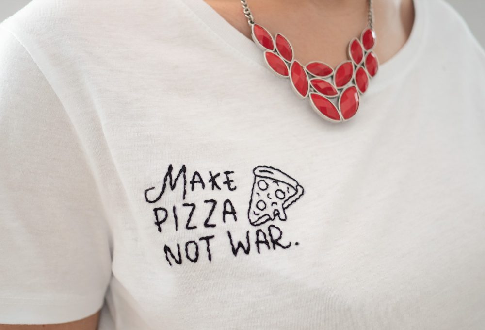 Come ricamare una t-shirt con una scritta simpatica