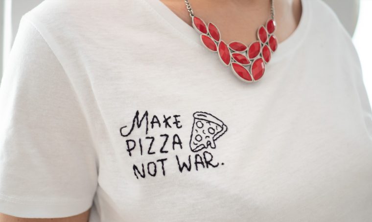 Come ricamare una t-shirt con una scritta simpatica
