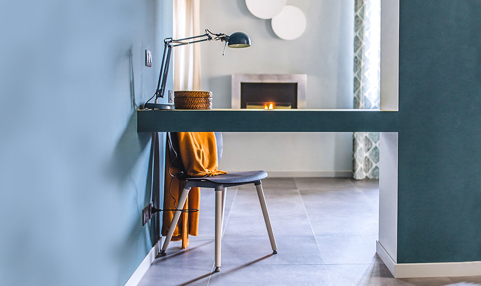 Soggiorno doppio con cucina a vista e studio, camera con cabina armadio e bagno
