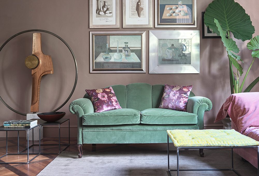 Pareti colorate e arredi vintage in una casa dal gusto eclettico