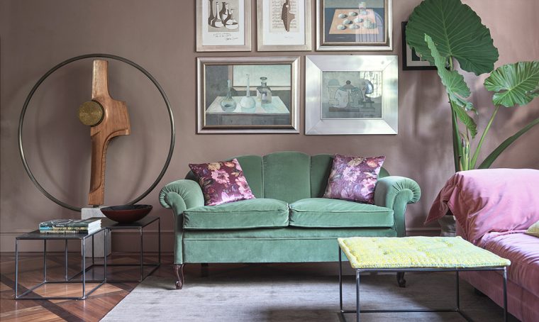Pareti colorate e arredi vintage in una casa dal gusto eclettico