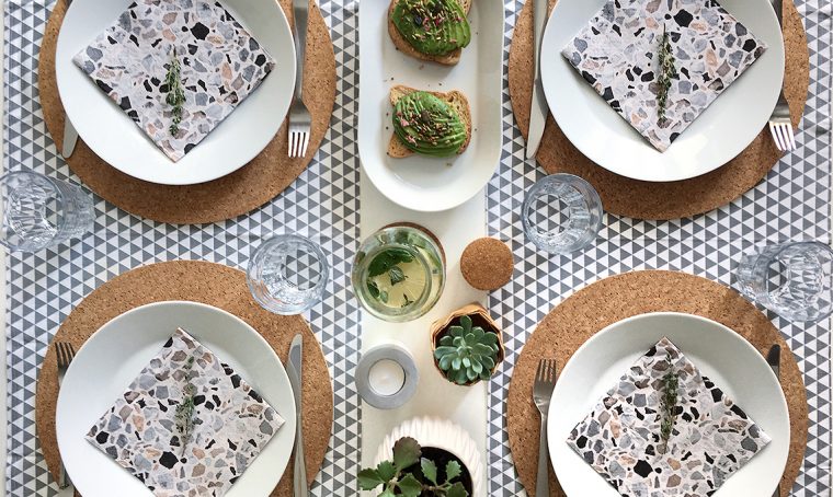 Arreda la tavola per un brunch estivo con complementi verdi