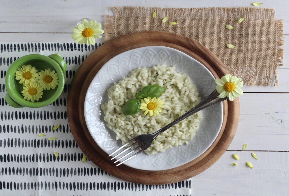 Mollette con fiore fai da te per decorare la tavola