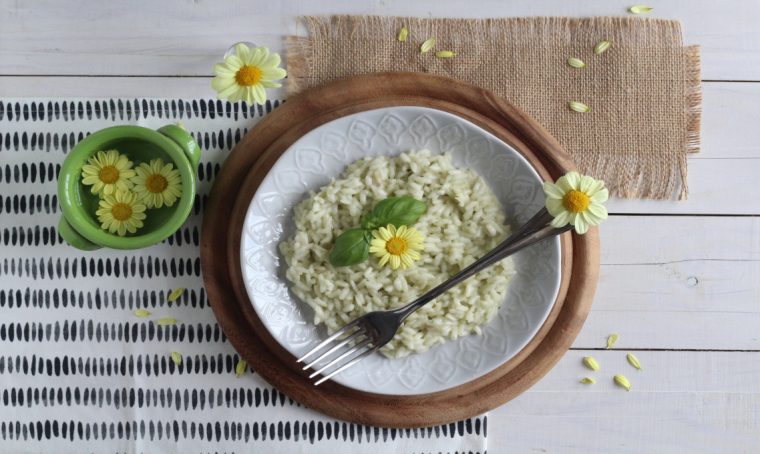 Mollette con fiore fai da te per decorare la tavola