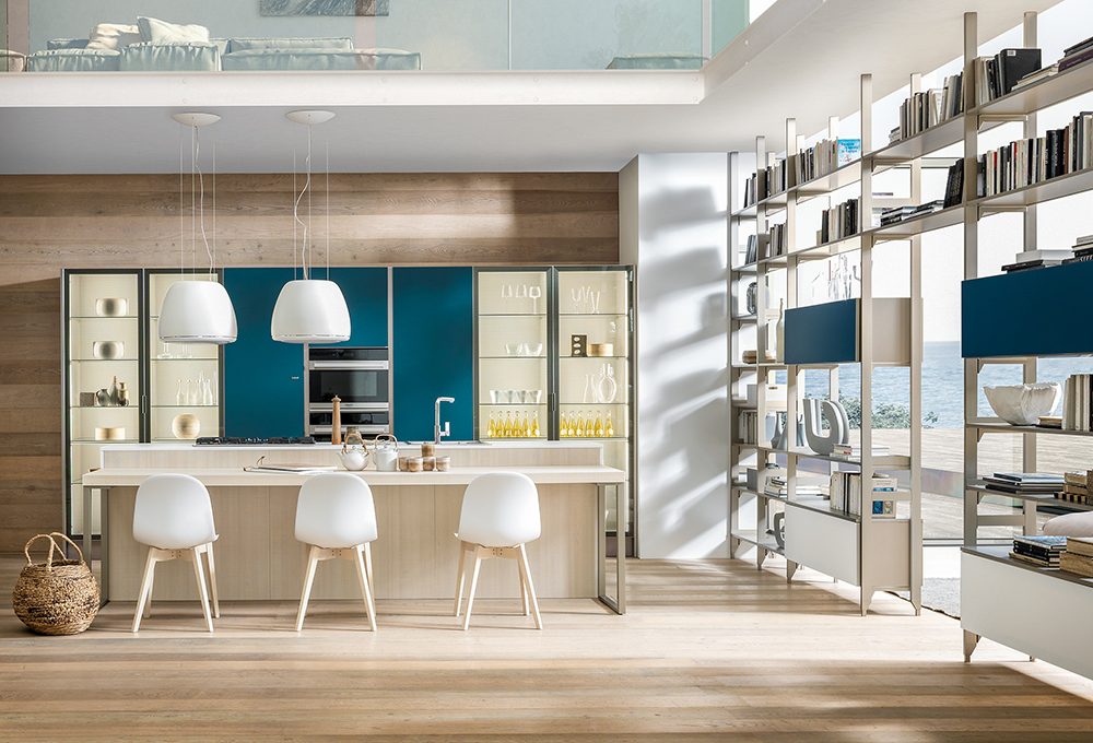 Cucina e living divisi dalla libreria a doppio affaccio