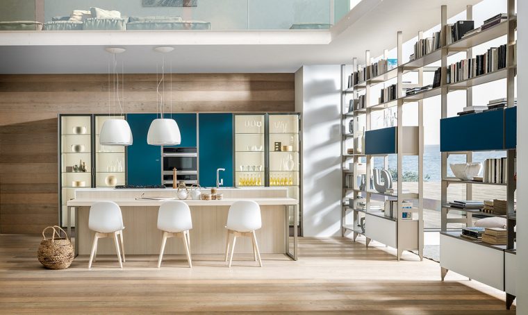 Cucina e living divisi dalla libreria a doppio affaccio