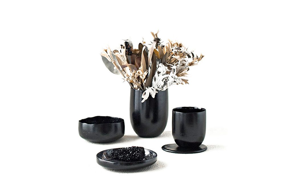 Kosuke Araki trasforma i rifiuti in vasi di design