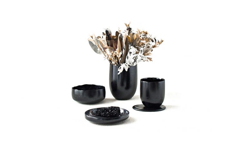 Kosuke Araki trasforma i rifiuti in vasi di design