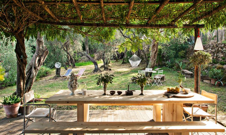 Arredi di famiglia, tanto bianco e la casa contadina si trasforma in rustico chic