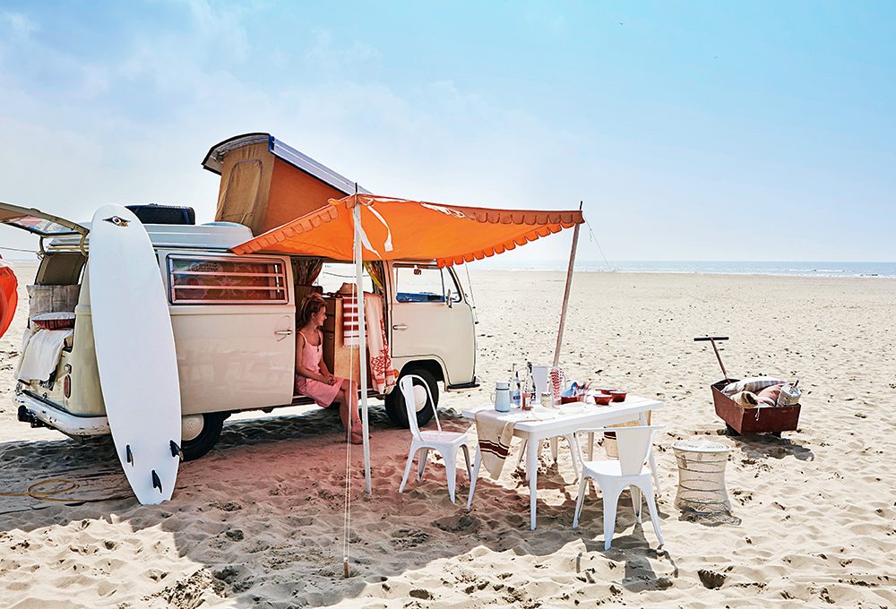 Ispirazioni spiaggia: arredi e accessori per il pranzo all’aperto