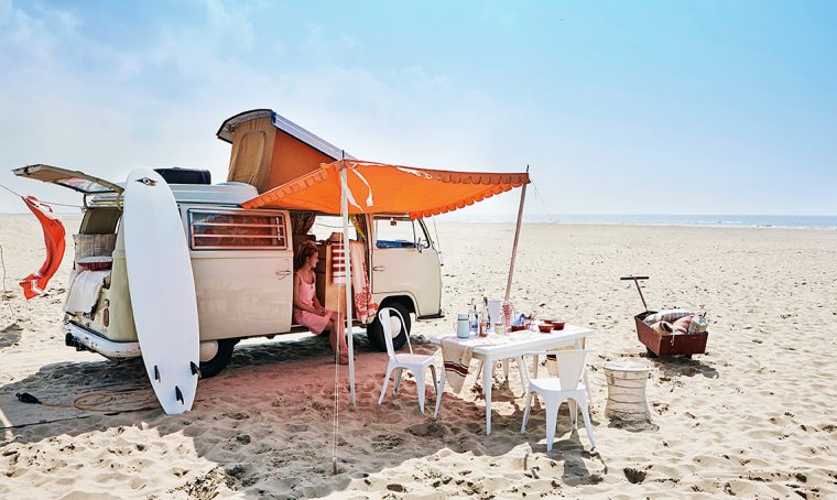 Ispirazioni spiaggia: arredi e accessori per il pranzo all’aperto