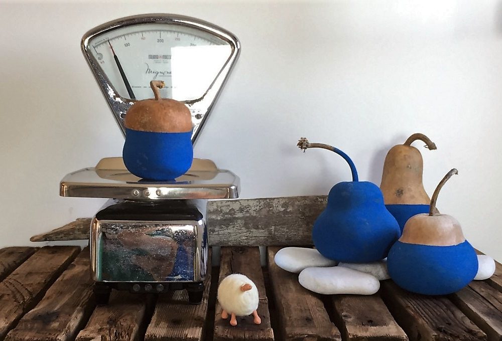 Decorazioni ispirate al mare: zucche dipinte di blu
