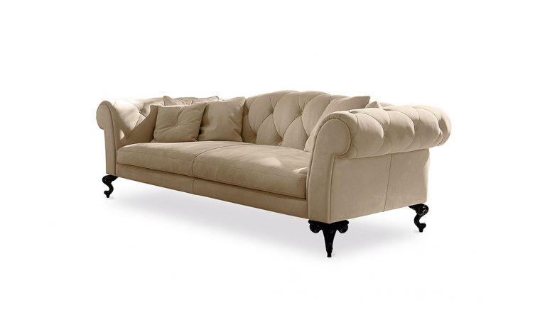 Atmosfere neoclassiche con i divani in stile inglese