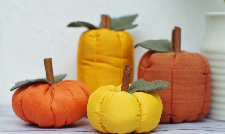 Realizza piccole zucche ‘fai da te’ di stoffa