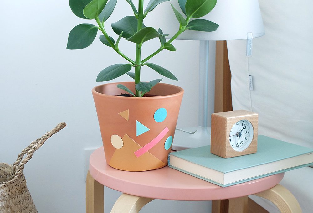 Decora i vasi in terracotta con la carta