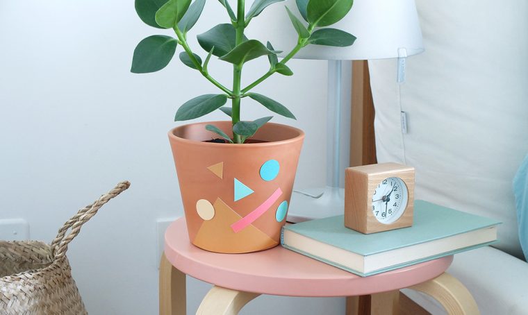 Decora i vasi in terracotta con la carta