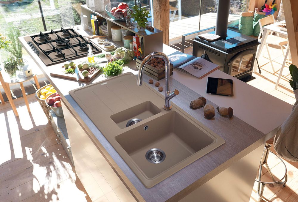 Lavelli, cappe, fornelli e forni colorati portano la moda in cucina
