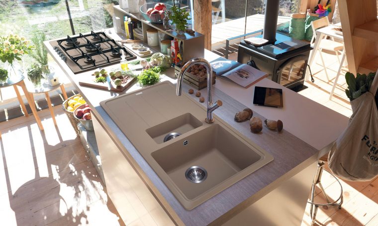 Lavelli, cappe, fornelli e forni colorati portano la moda in cucina