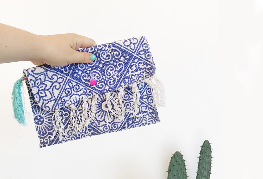 Ricicla un tappeto di tela per realizzare una pochette ‘fai da te’