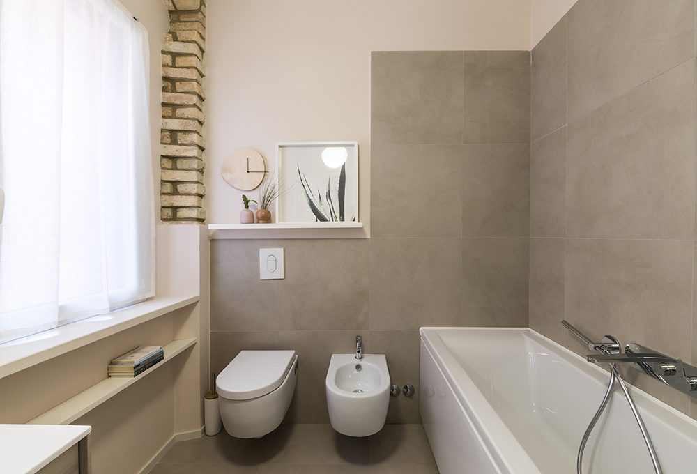 Soluzioni per un bagno con i mattoni a vista
