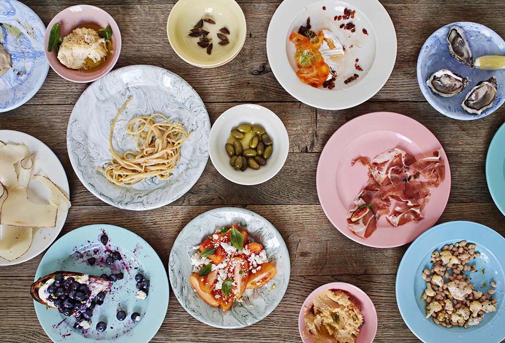 Effetto marmo e colore per una tavola ricercata e chic