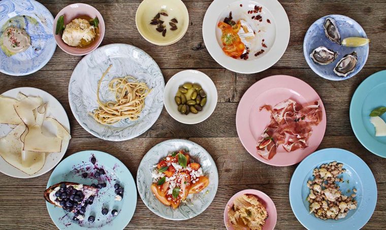 Effetto marmo e colore per una tavola ricercata e chic