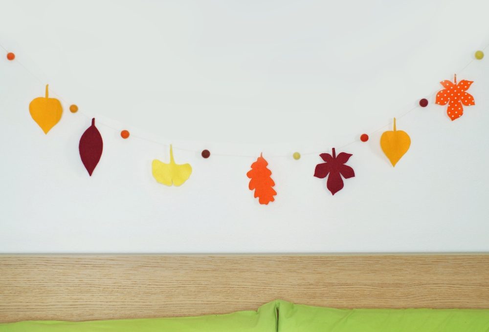 Decorare con la ghirlanda di foglie in feltro