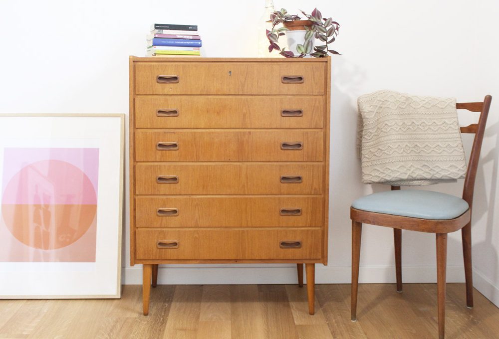 Rivestire i cassetti di un arredo vintage con colore e pattern diversi