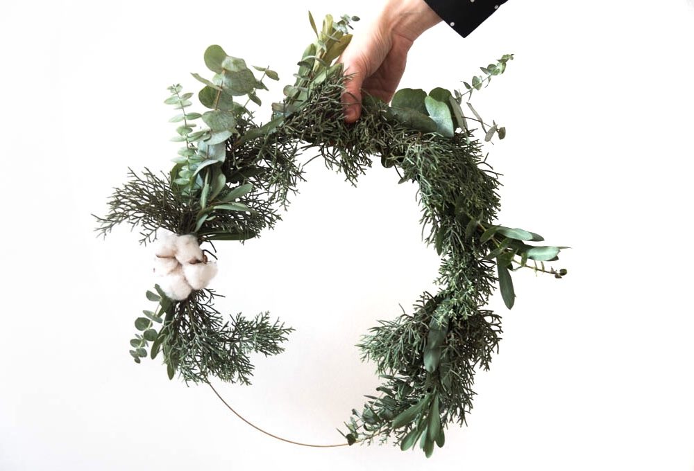 Natale: Ghirlanda  fai-da-te di eucalipto e pino