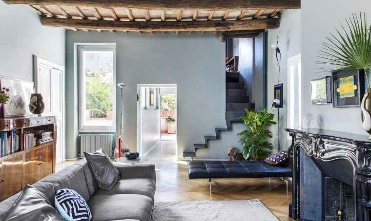 Travi a vista, mobili in radica e design contemporaneo in un appartamento sui tetti di Roma