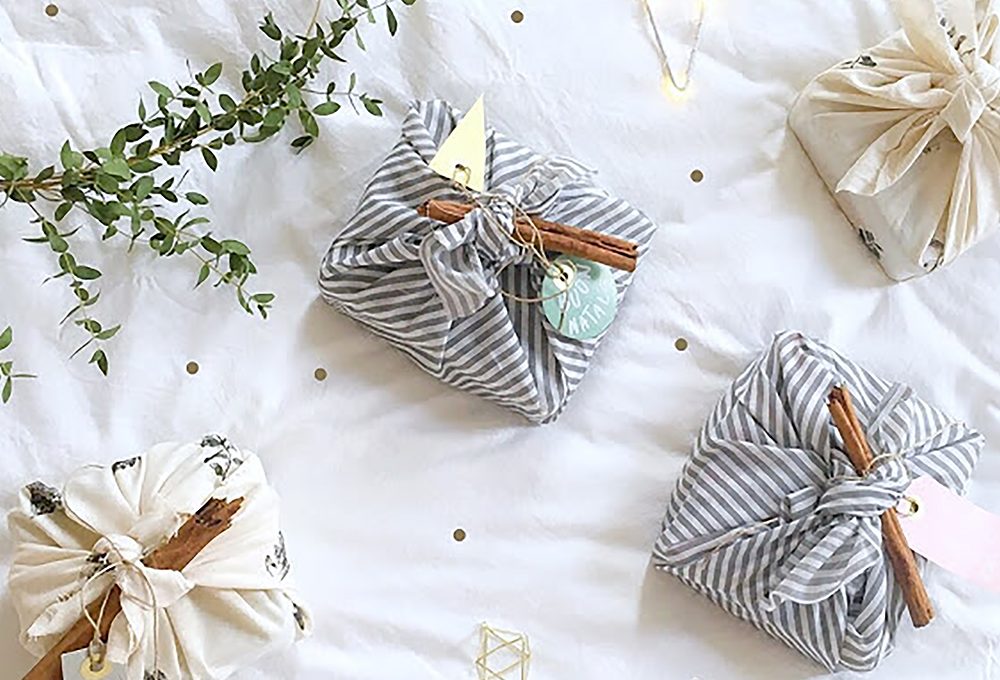 Furoshiki: crea un pacchetto di natale con un quadrato di stoffa