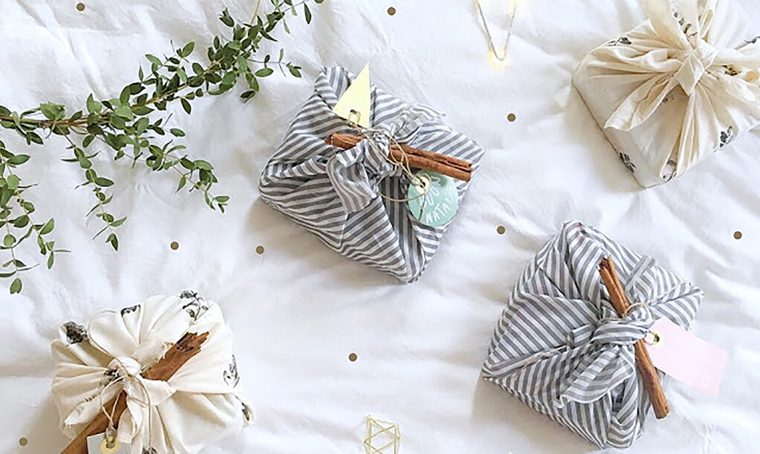 Furoshiki: crea un pacchetto di natale con un quadrato di stoffa