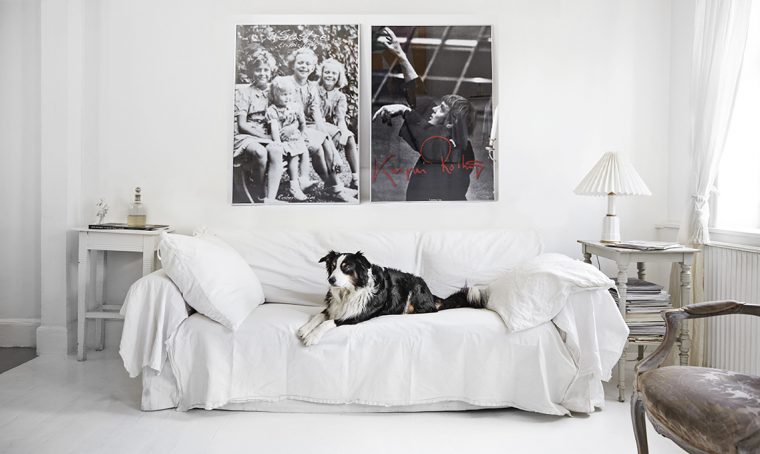 Bianco e grigio per una casa danese dal gusto romantico