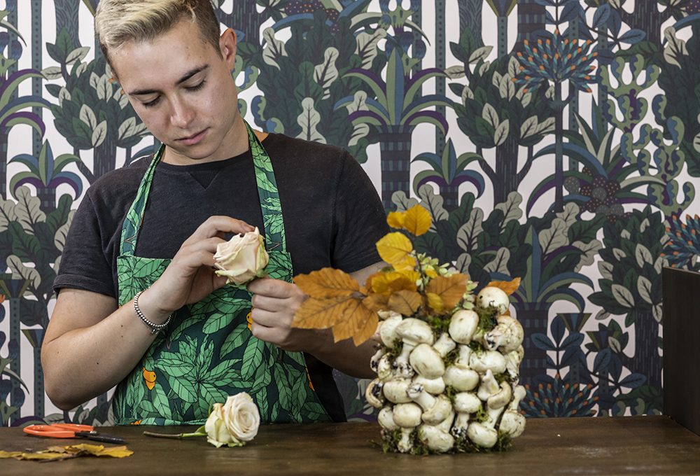 Il centro tavola di fiori e funghi