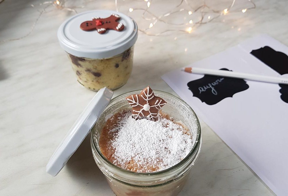 Prepara dolci nei barattoli di vetro come regali di Natale