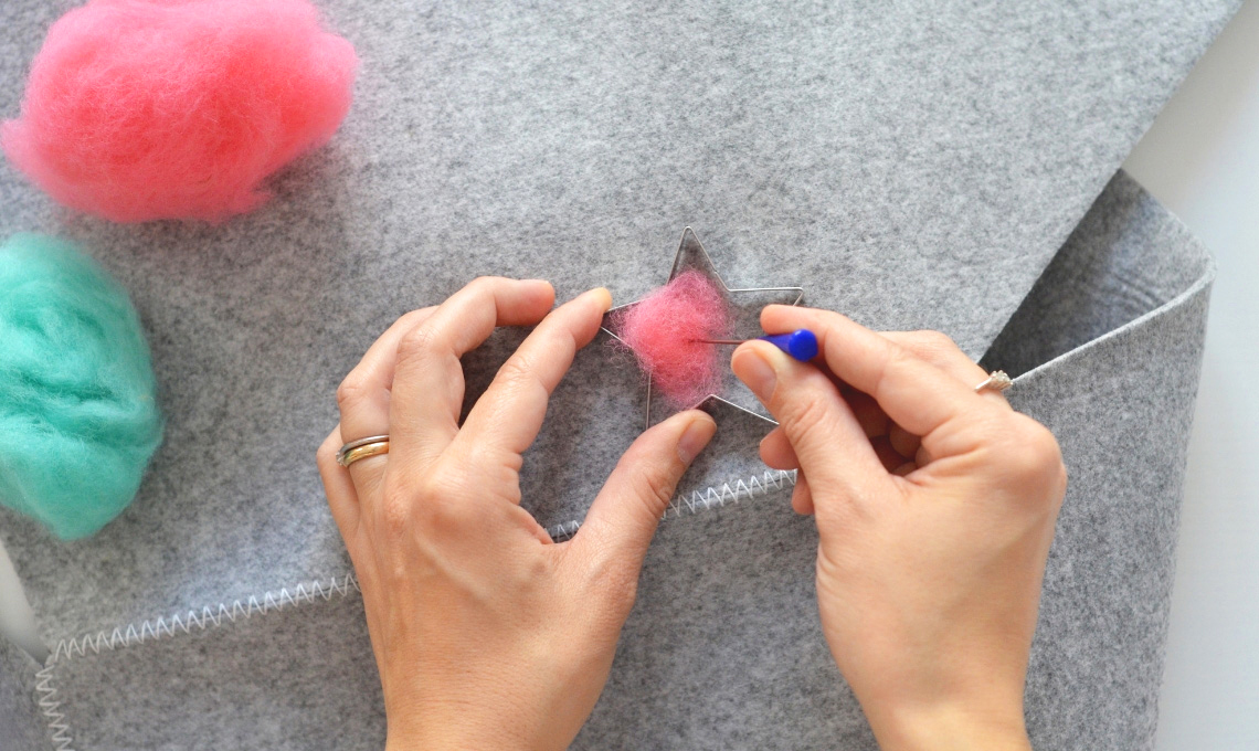 casafacile-Decorare una cesta porta giochi con la lana cardata