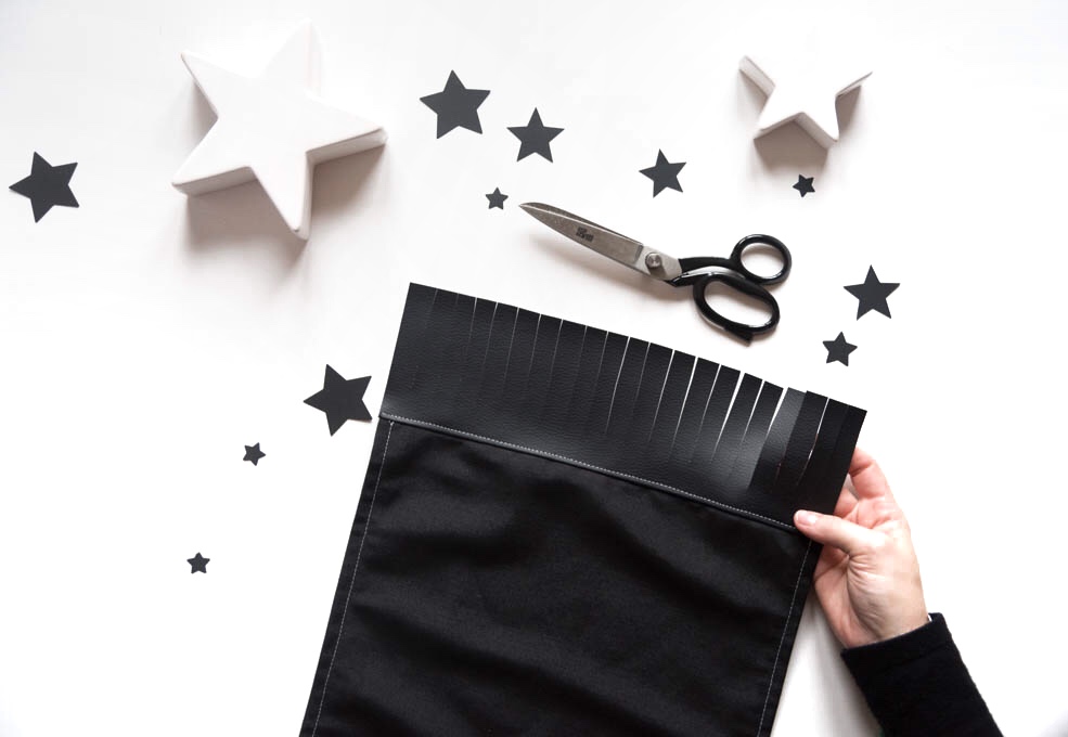 Natale: una tavola in bianco e nero con il runner fai-da-te