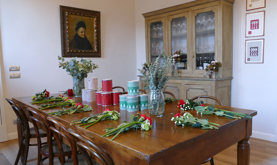 La quieta intorno al tavolo del workshop di Francesca, poco prima dell'inizio