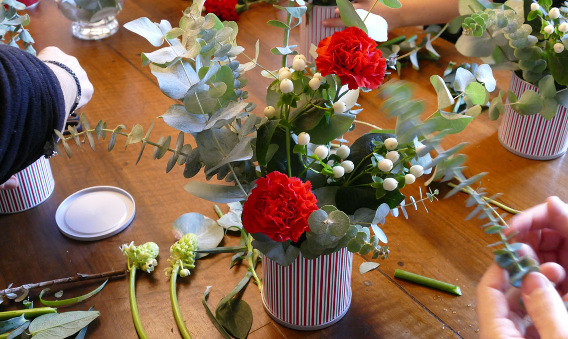 Un momento del workshop per imparare a realizzare un centrotavola con le lattine natalizie di Vergnano: uno dei bouquet realizzati