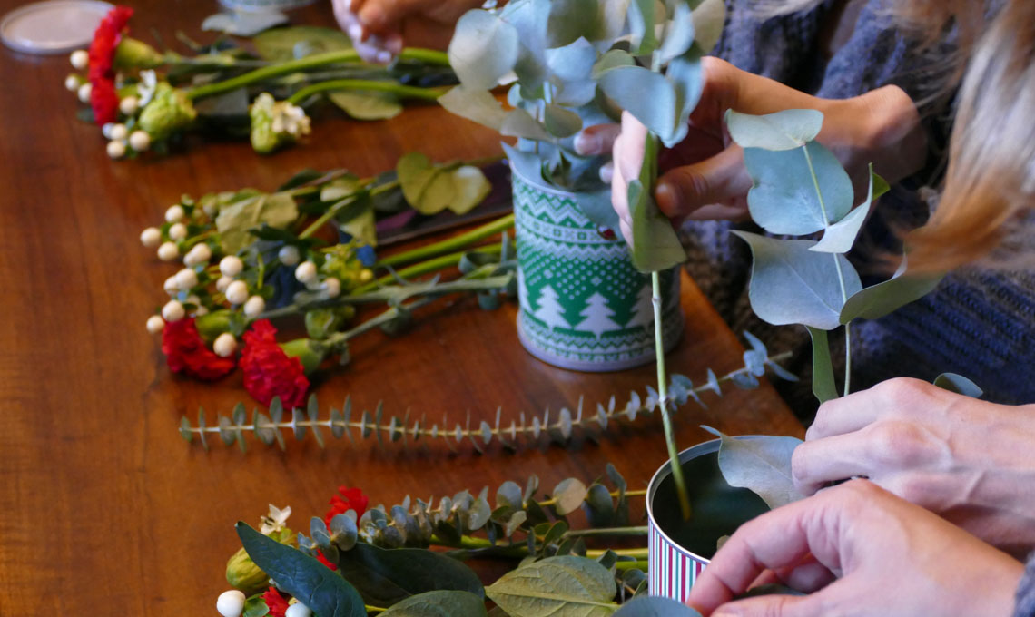 Un momento del workshop per imparare a realizzare un centrotavola con le lattine natalizie di Vergnano