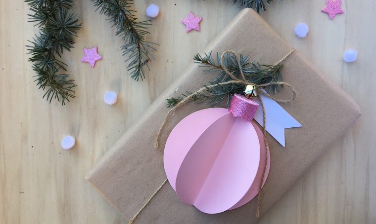 Decorare i pacchetti con le palline di carta fai-da-te