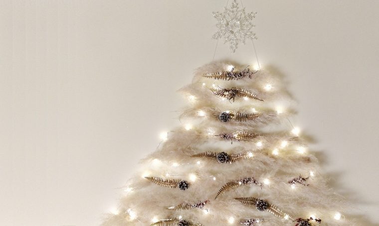 Realizza un albero di Natale da appendere con la Pampas