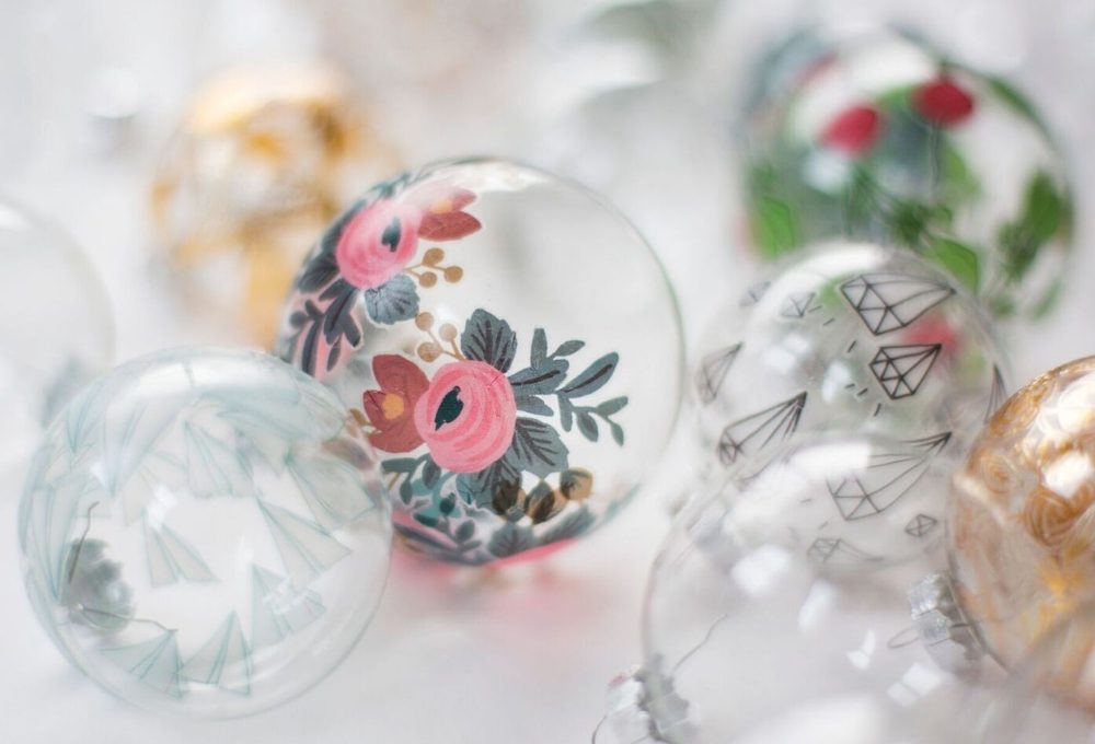 Realizzare palline di Natale decorate con i temporary tattoo