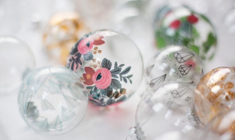 Realizzare palline di Natale decorate con i temporary tattoo